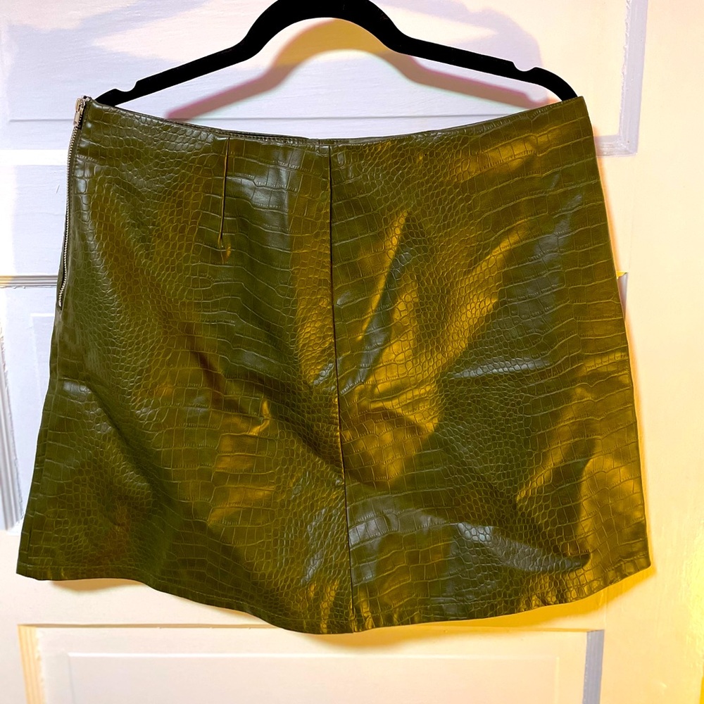 SNAKE-PRINT GREEN MINI SKIRT 🐍